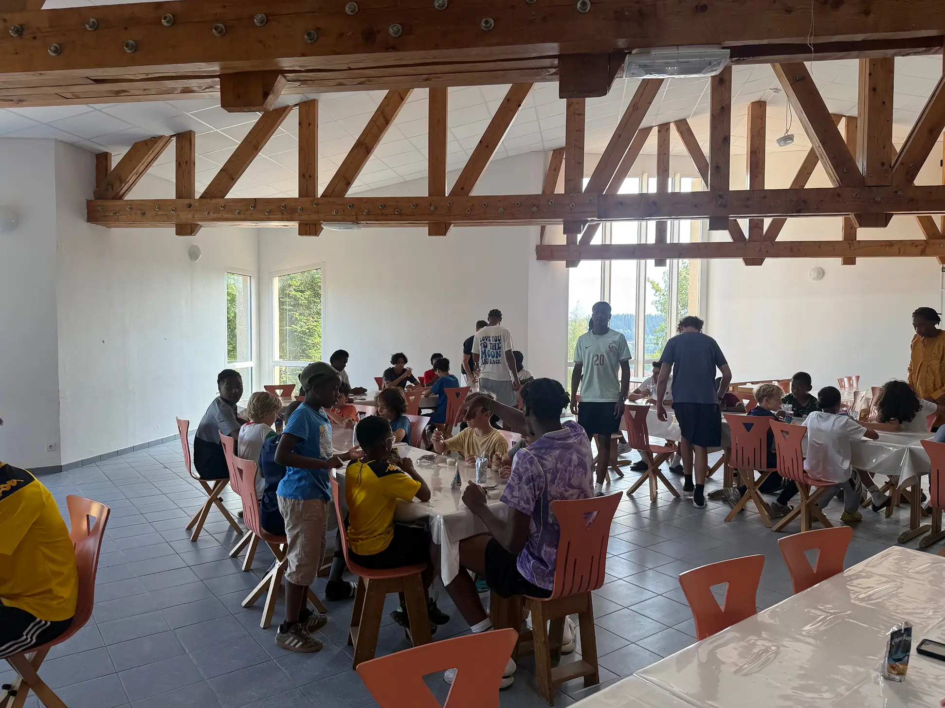 Des enfants mangent dans la salle pour manger