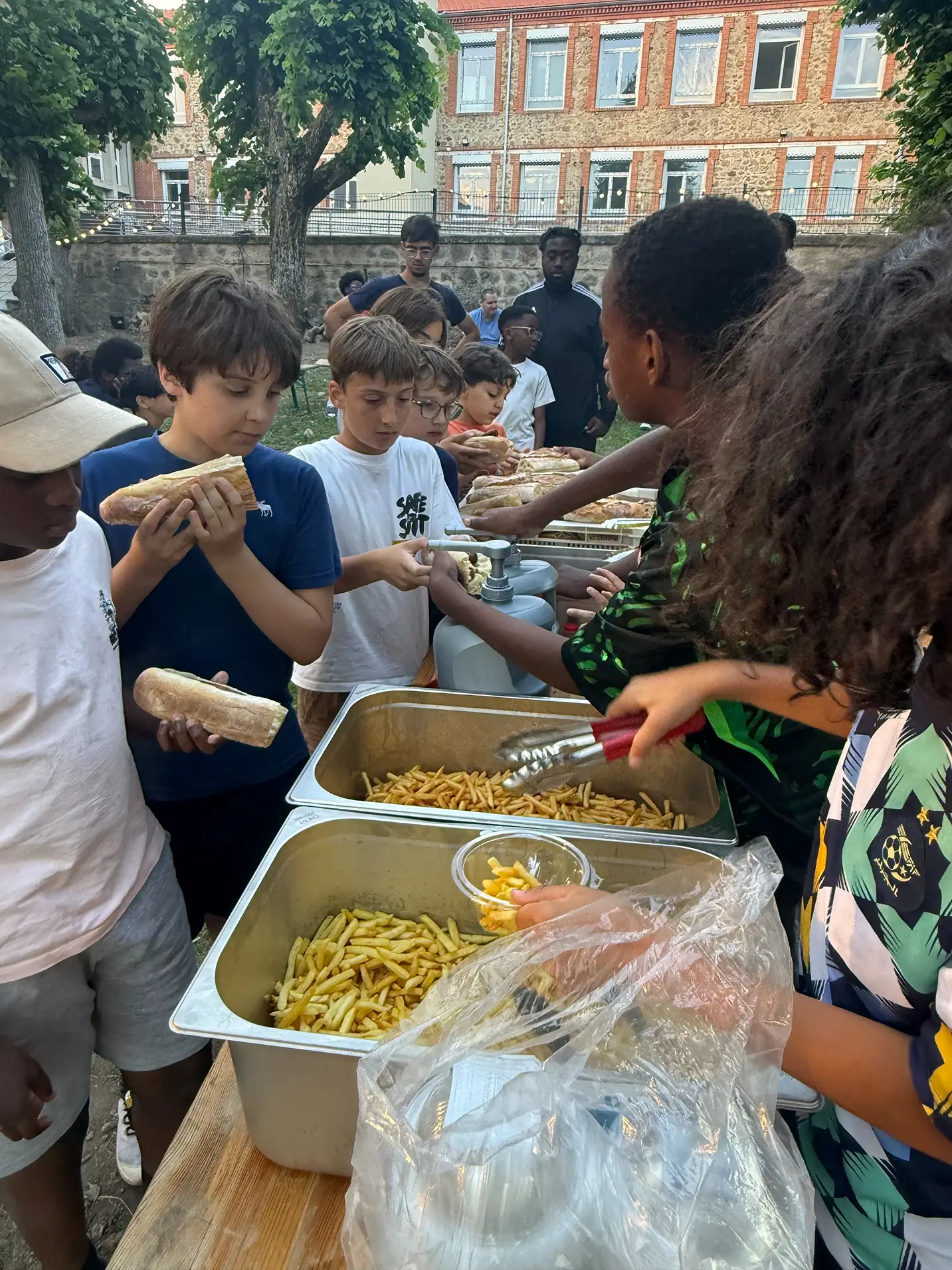 Distribution du diner &agrave; des jeunes